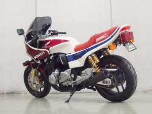 Honda CB1100R Fairing Kit typeR dari Doremi Collection tampak belakang