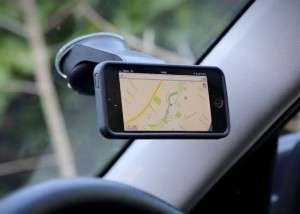 Smartphone Holder Quad Lock Pmemasangan di Windshield quad lock on car windshield 300x214 -