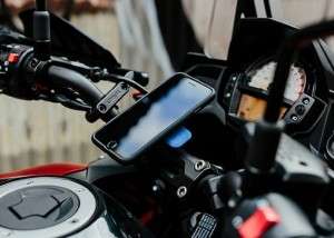 Smartphone Holder Quad Lock Pmemasangan di Stang Motor quad lock on motorcycle 300x214 -