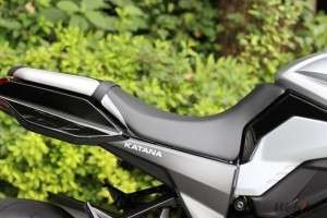 jok suzuki katana tampilan samping dengan tulisan katana