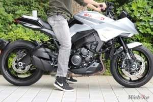 posisi duduk staf webike tinggi 173 cm di atas suzuki katana 2019