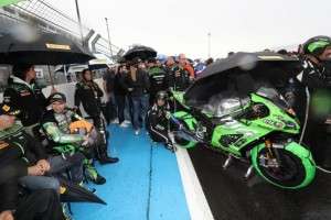 Webike SRC Kawasaki France Beristirahat Kala Hujan
