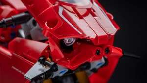 Detail Tameng LEGO Ducati Panigale V4 R