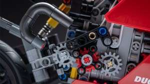 Detail Mesin LEGO Ducati Panigale V4 R