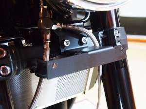 Bracket Emblem Cover Shock Depan untuk Kawasaki Z900RS dari Doremi Collection