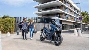 Honda Forza 750 Biru