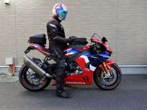 Honda CBR1000RR-R Fireblade dengan Rider