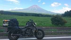 Rebel 250 dengan Latar Gunung