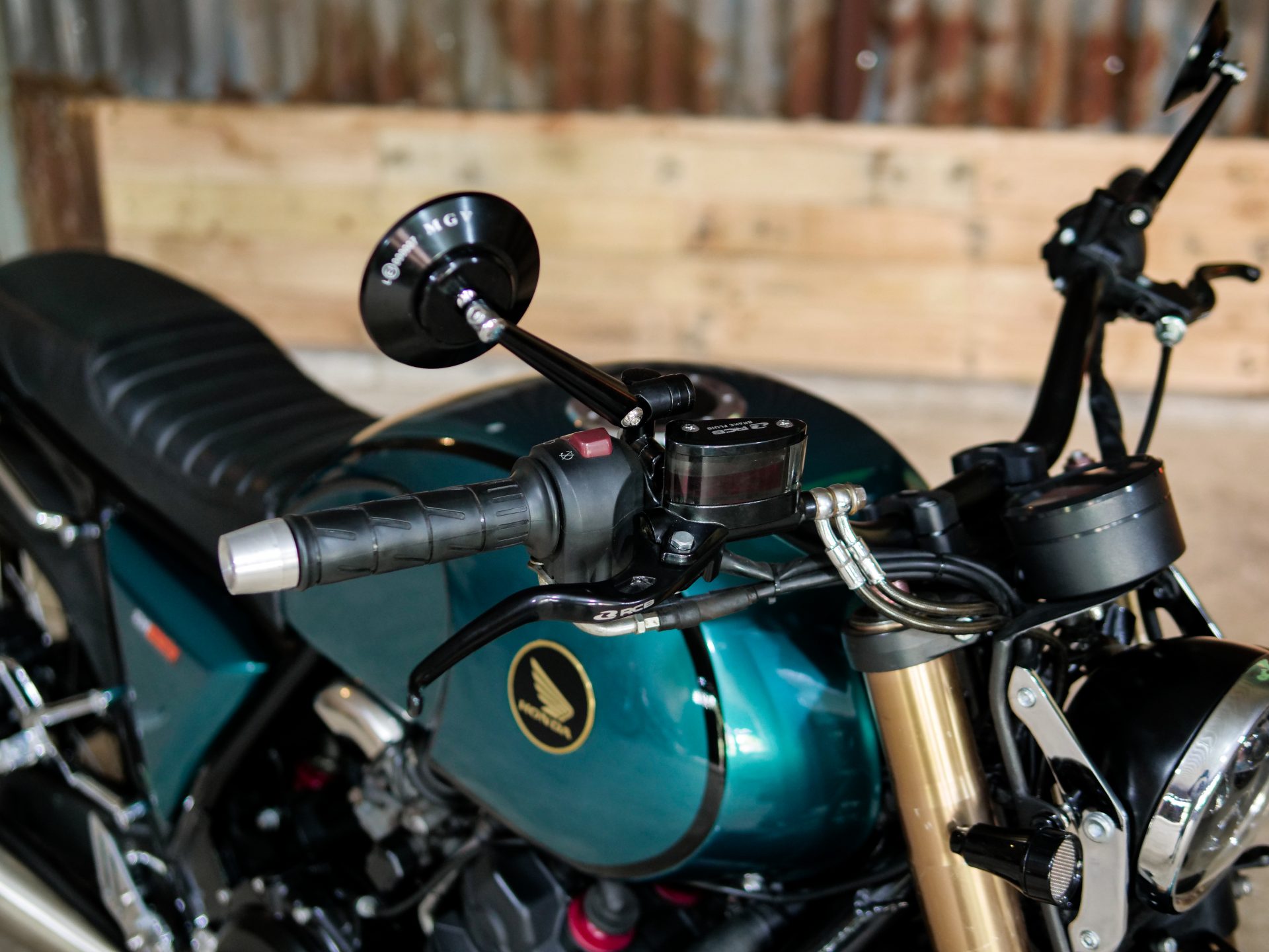 Spion CB400